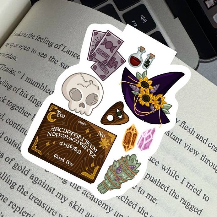 Choses de sorcière Dark Academia Marque-page magnétique effrayant pour la vente par Serafine Art and Design