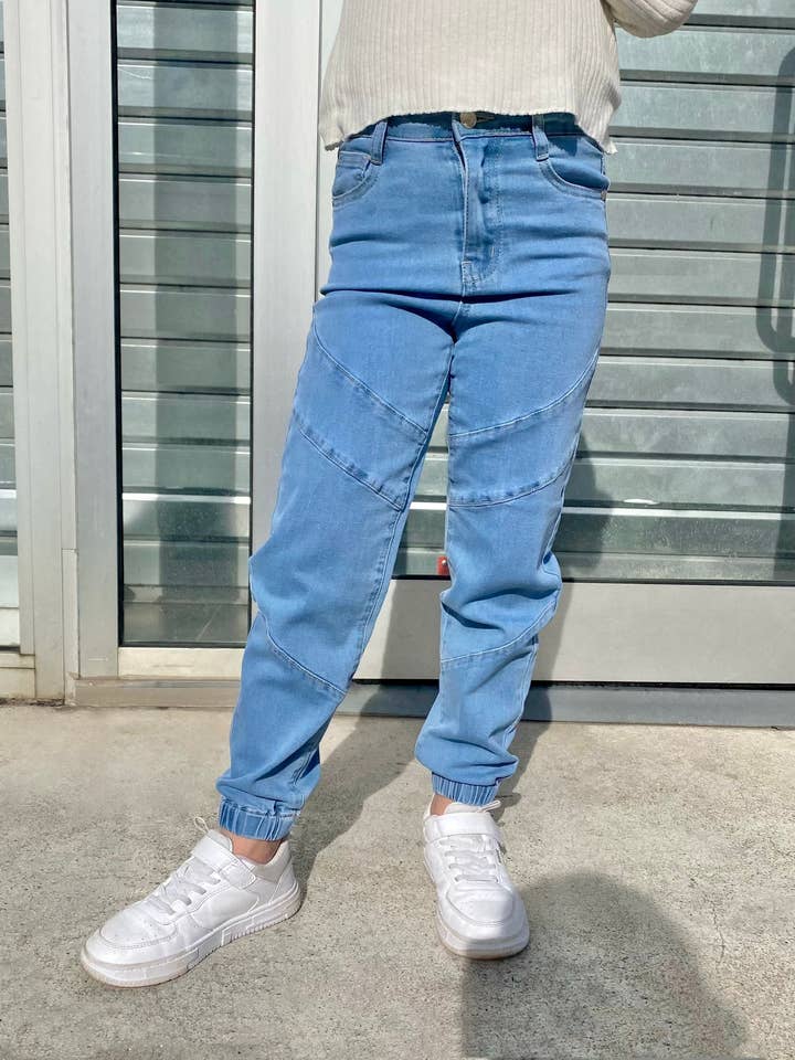 Girls' tapered, ankle-tightened and adjustable cargo jeans for wholesale by MINI MIGNON PARIS