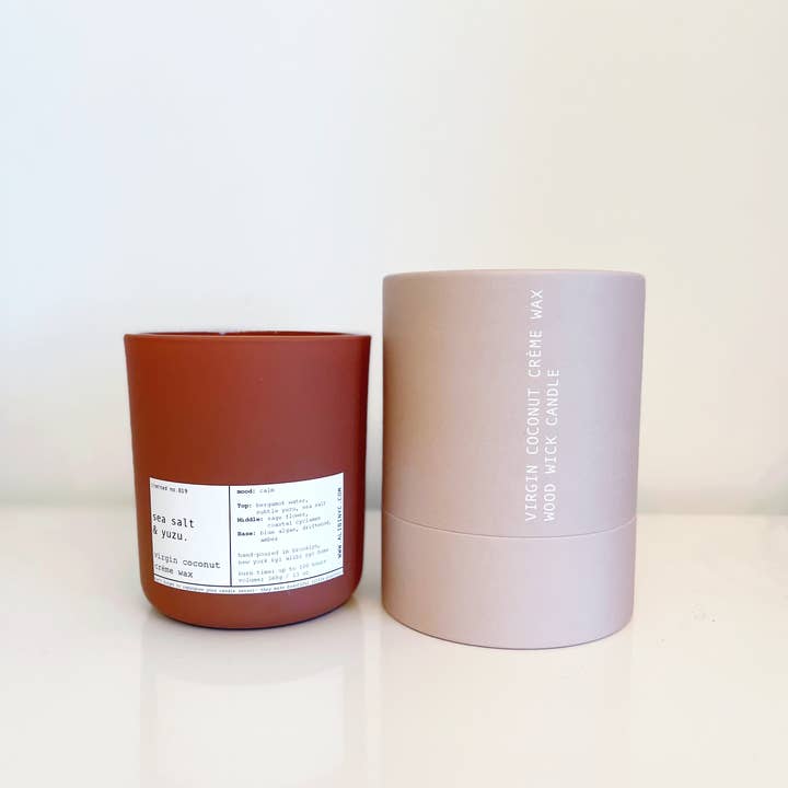 ALIBI NYC - Venta al por mayor Velas en tarros - SAL MARINA YUZU | CREMA DE COCO VIRGEN Y MECHA DE MADERA