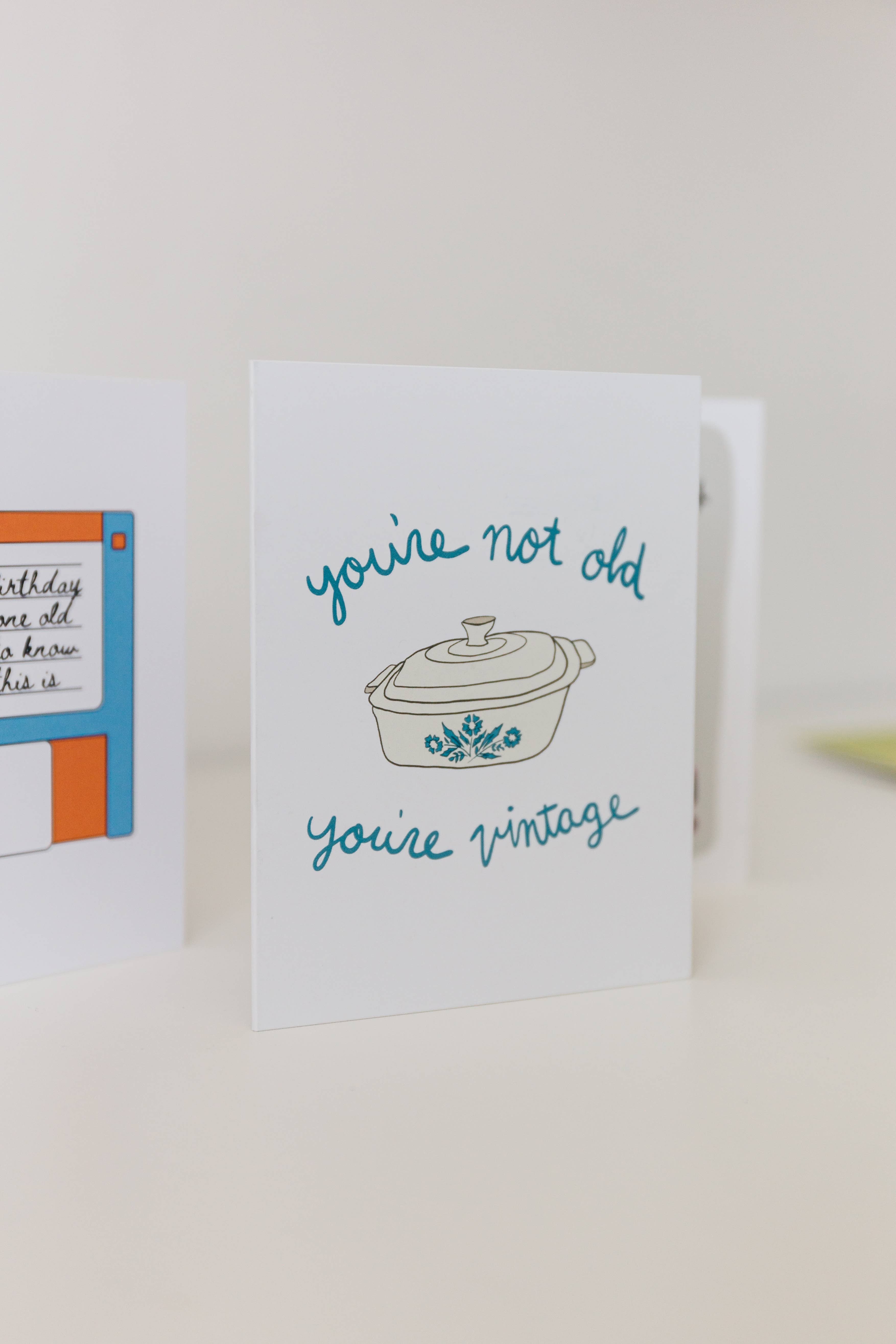 Marigold Press - Venta al por mayor Tarjetas de cumpleaños - Tarjeta de cumpleaños de Corningware con el texto You're Not Old You're Vintage1