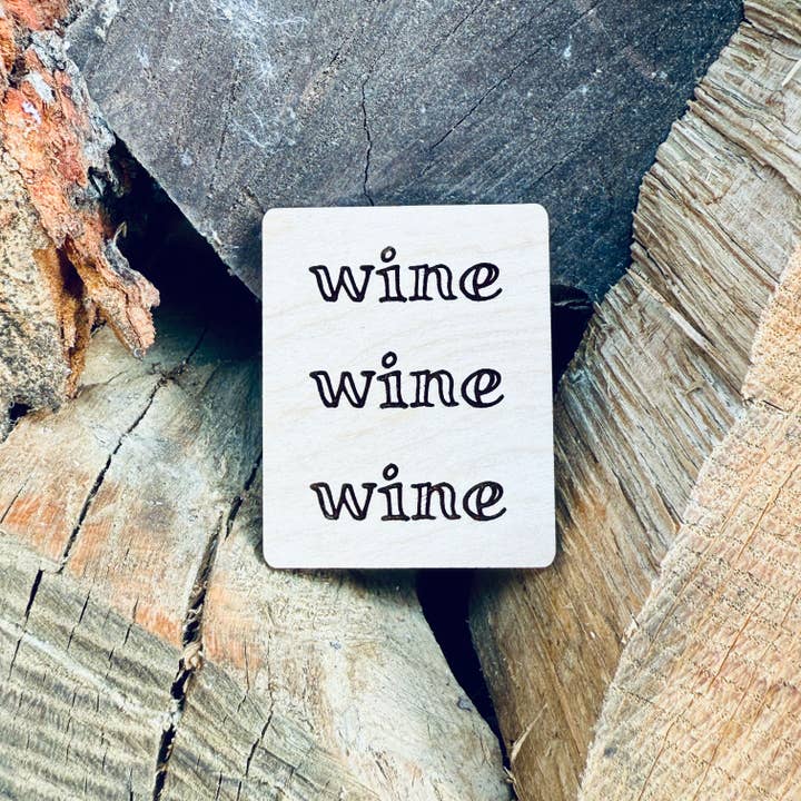 Vin Vin Vin Indgraveret Træmagnet© for engroshandel hos Aurora North Home