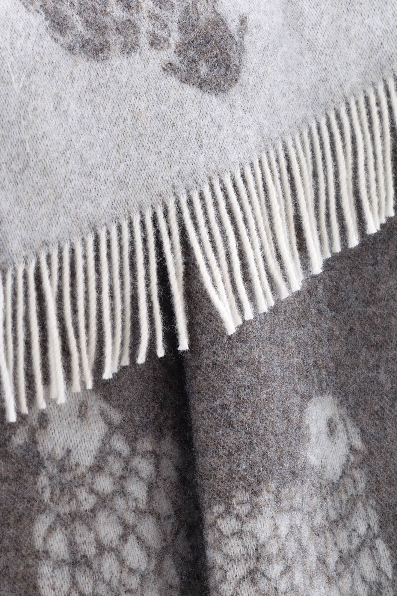 JJ Textile - Vente Plaids - Couvre-lit en pure laine marron foncé Sheep Mima4