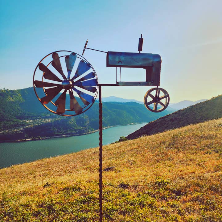 Elegant Garden Design - Wholesale Garden/Lawn Stake - Tractor Spinner Stake1