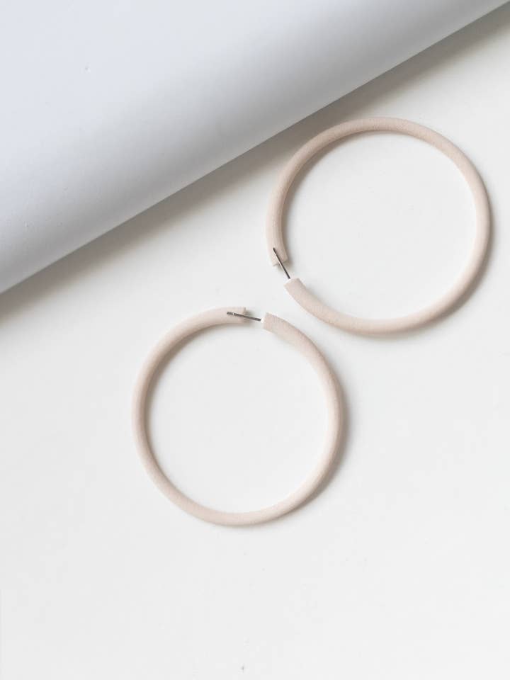 Atlas 6 – Grands anneaux d’oreilles 3D ultralégers en nylon recyclé for wholesale by Vox & Oz