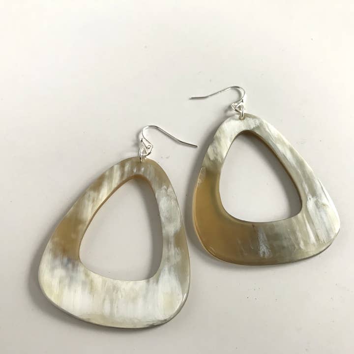 Pendientes triangulares de cuerno de ciclo superior para venta al por mayor de Belart Fair Trade