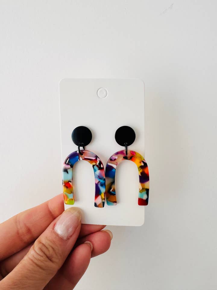 Bunte Harz-Ohrringe in Bogenform für den Großhandel von BuidesignCo