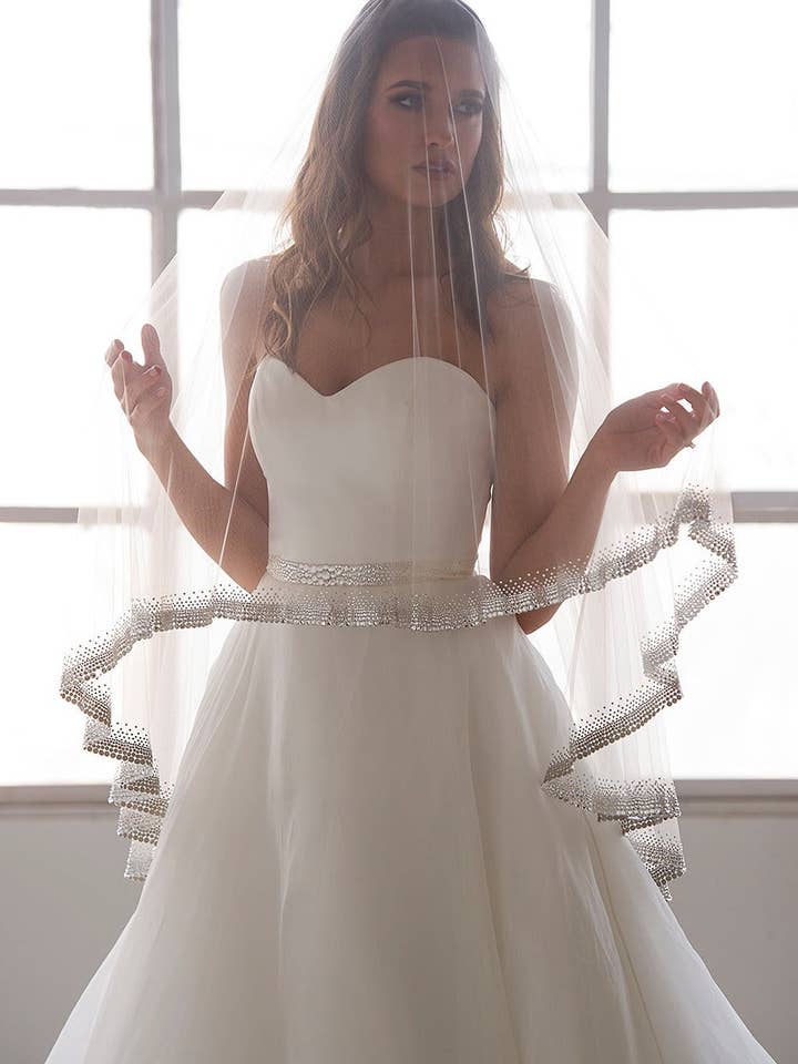 Bellissima Zweistufiger Fingerspitzenlanger Schleier mit schwerer Kristallverzierung für den Großhandel von Ariel Taub