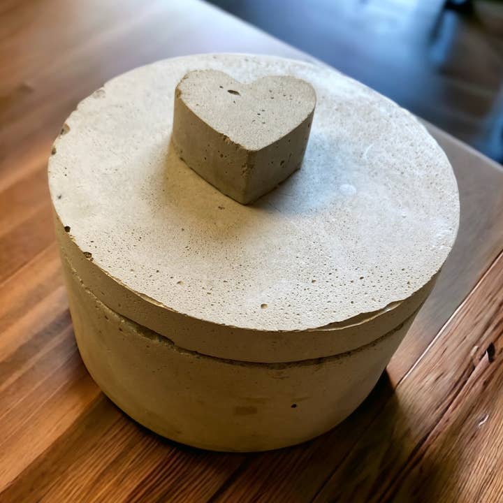 Cire en forme de cœur fondue dans un récipient en béton pour la vente par Grouchy Piglet
