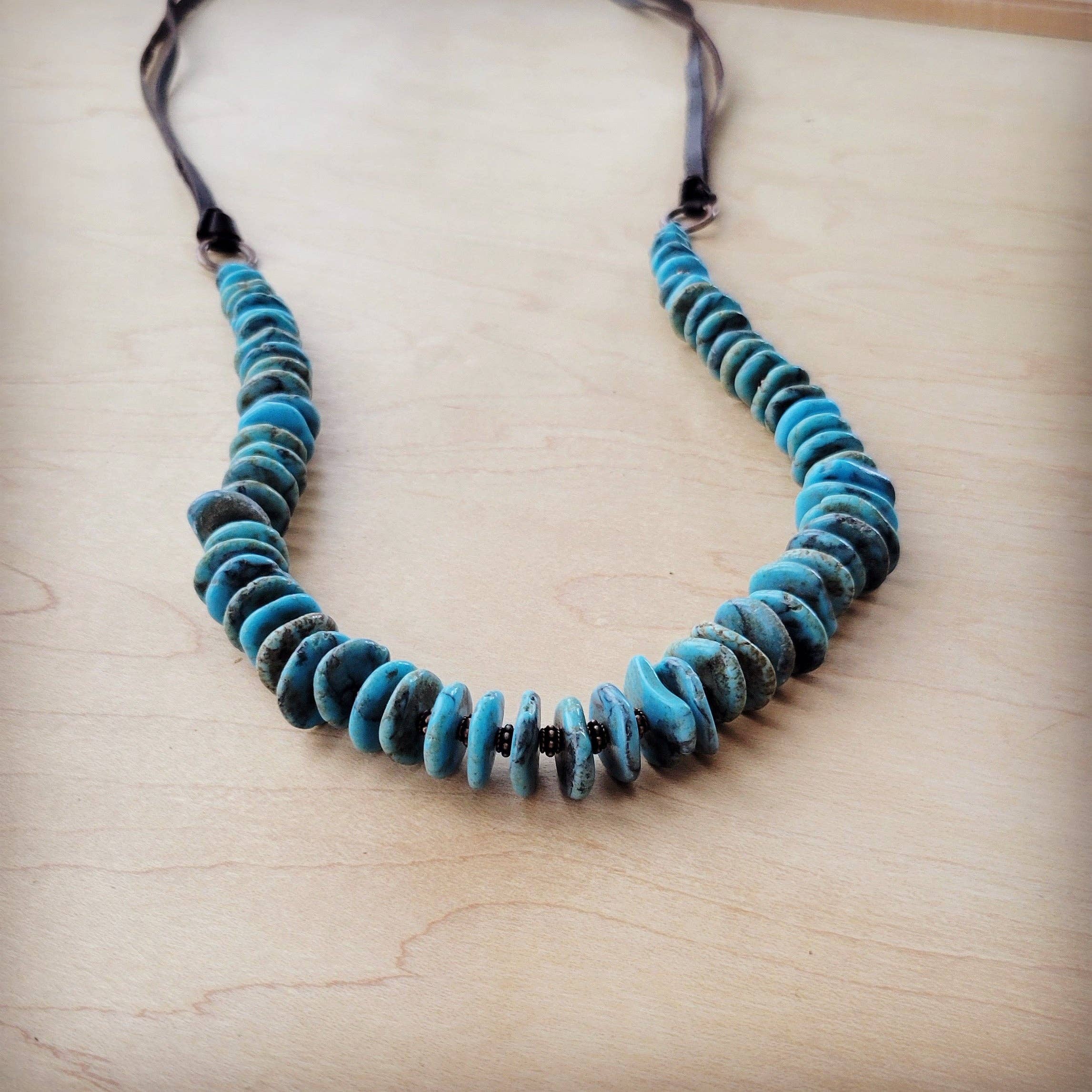 The Jewelry Junkie - Venta al por mayor Collares con colgantes/abalorios - Collar de disco turquesa con lazos de cuero 261x3