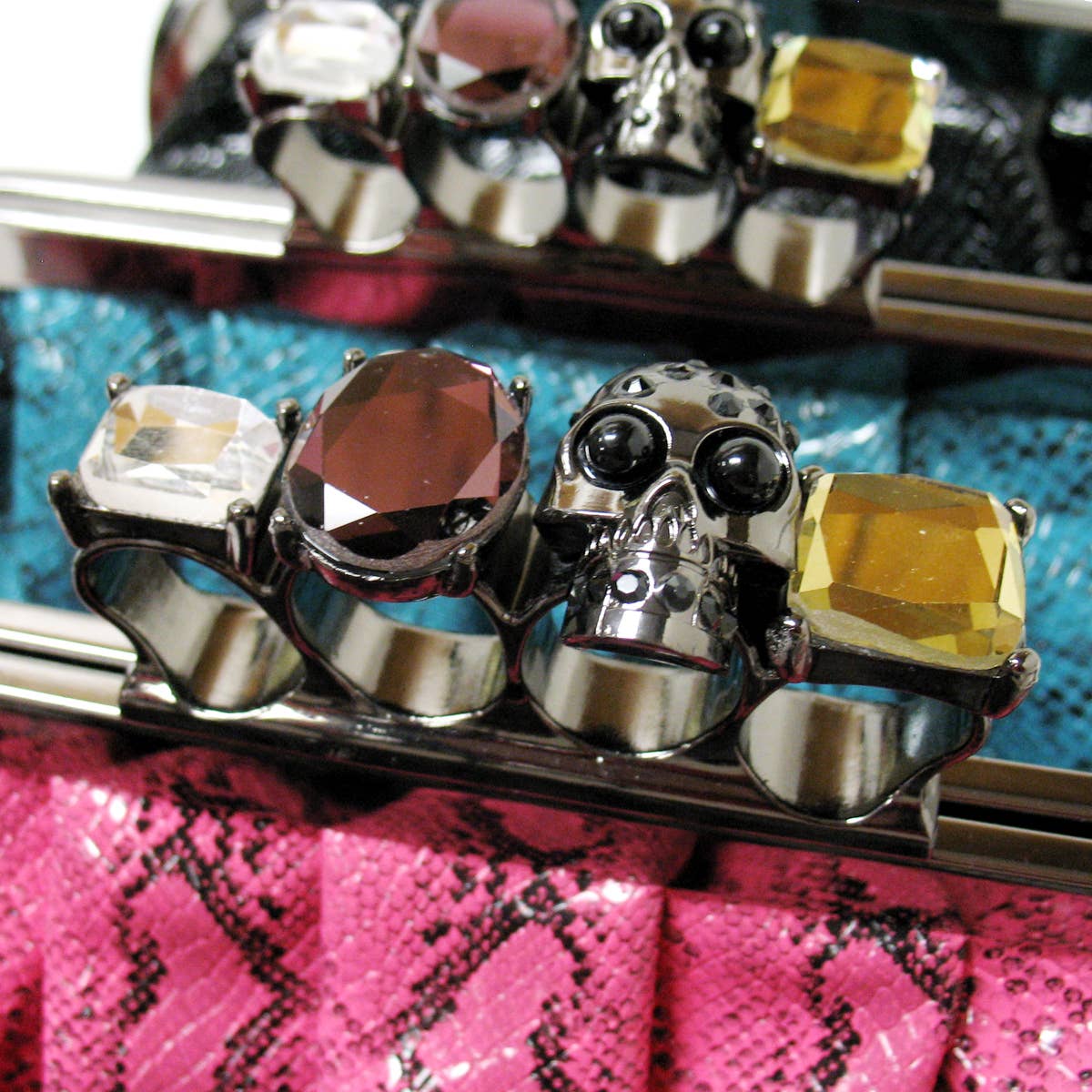 JNBFASHION.COM – Engroshandel Clutch - Dame – Python Print Skull Knuckle Clutch3