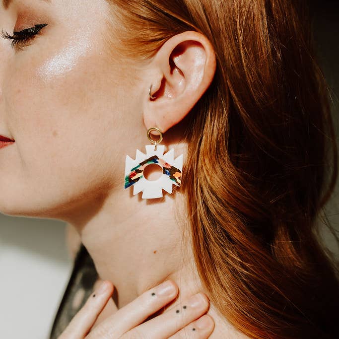 Geometrische kleur Dash Statement Oorbellen voor wholesale door Crown & Heart