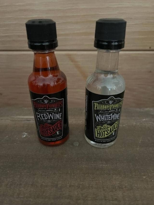 Fairhope Favorites, Inc. - Vendita all'ingrosso Salse piccanti - Set regalo con mini bottiglia di salsa piccante di vino rosso e bianco3