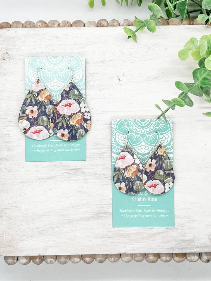 Handgjorda midnatt blommiga kork örhängen för wholesale av Fleece & Fancy