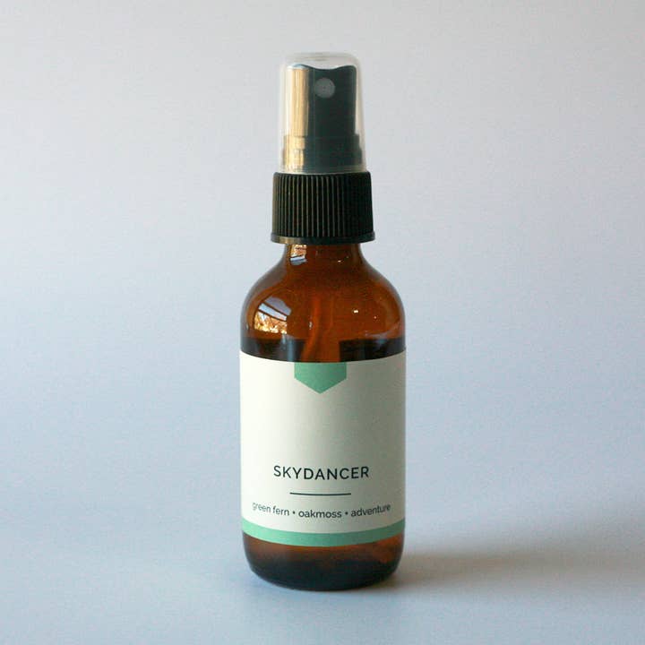 SKYDANCER Kamer- + Linnenverstuiver - Eikenmos + Varen, Handgegoten (2 oz) voor wholesale door Vacant Wheel