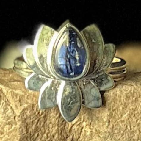 Anello in cianite Lotus 2 (sconto del 50% sulla collezione) per la vendita all'ingrosso da parte di Nugent Jewelry