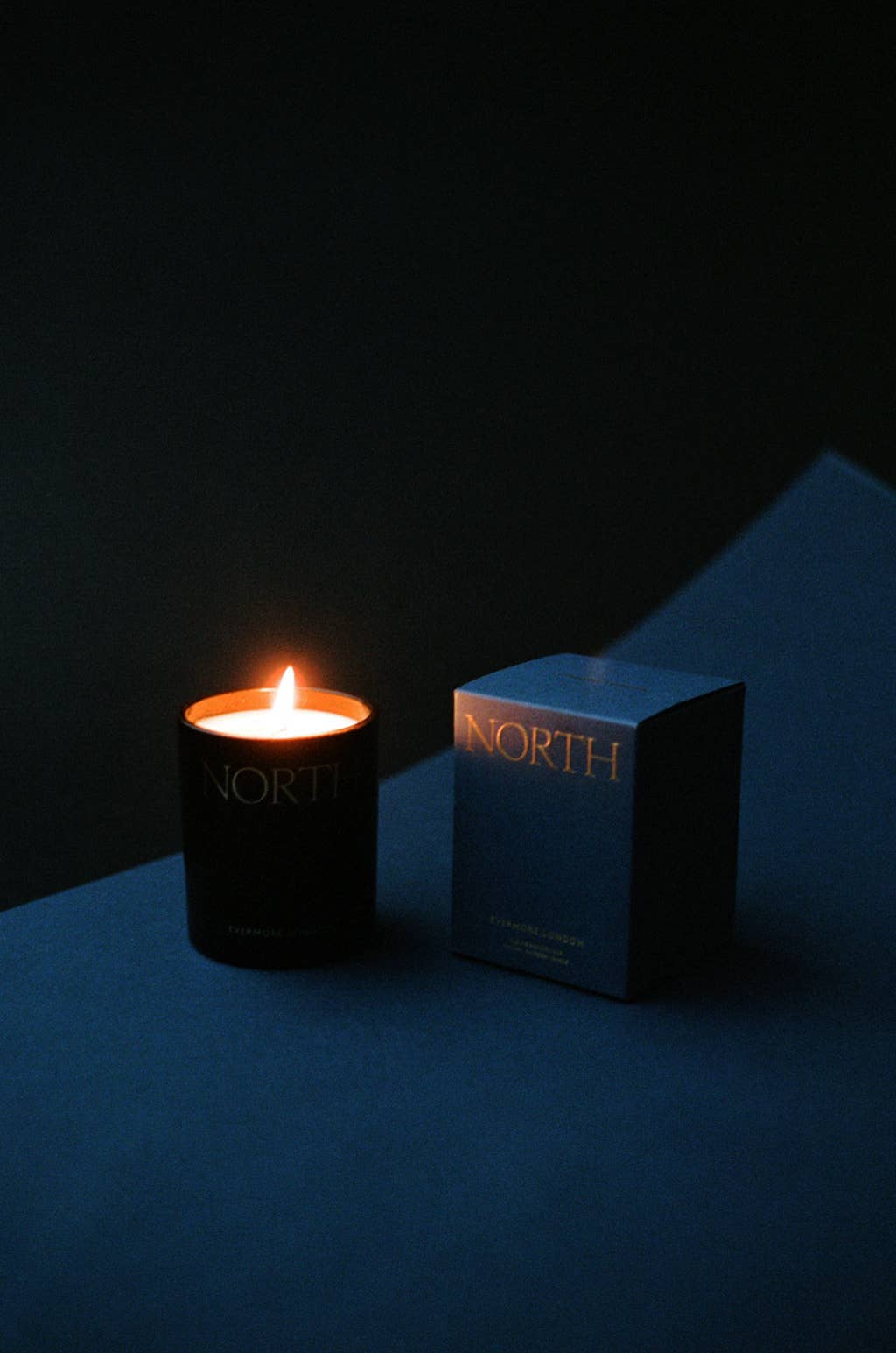 Evermore London - Vendita all'ingrosso Candela in vasetto - Candela di soia North – Pelle & Oud – Versata a mano nel Regno Unito3