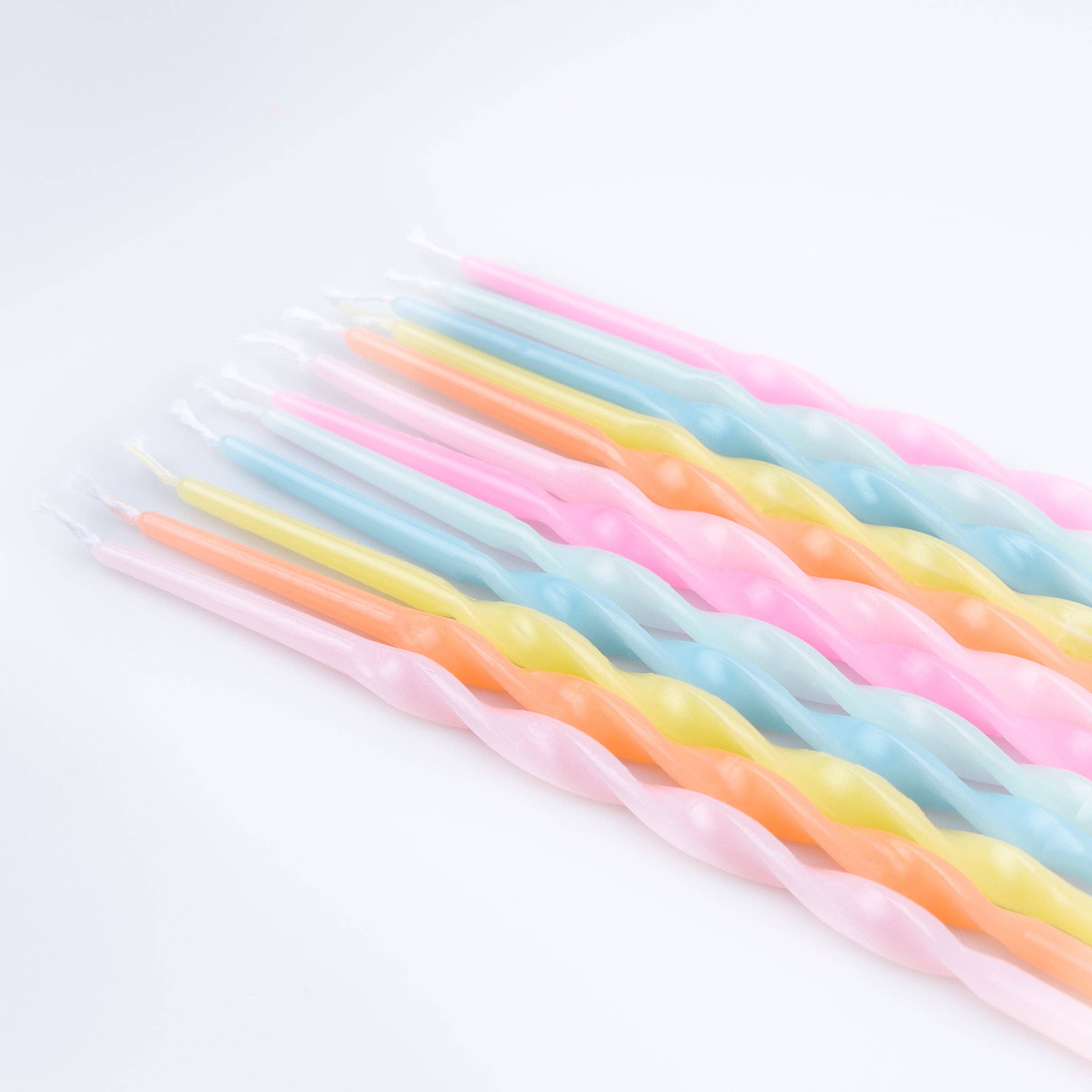 Meri Meri – wholesale Tårtljus – Meri Meri x Liberty regnbågsfärgade snurrade festljus1