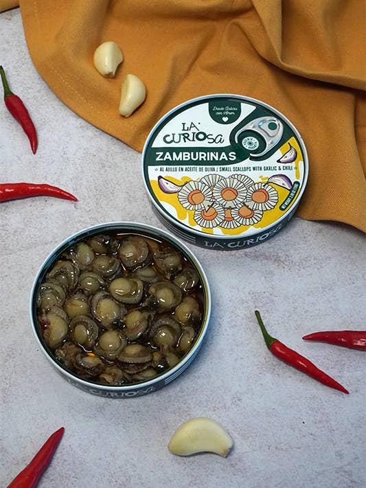 La Curiosa Coquilles Saint-Jacques à l'ail et à l'huile d'olive pour la vente par Tinmonger