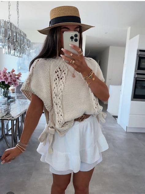 LORIANE - Wholesale Knitted jumper – Women′s - 129 sweater Vest/Ponchos
Two knots to tie on the side10