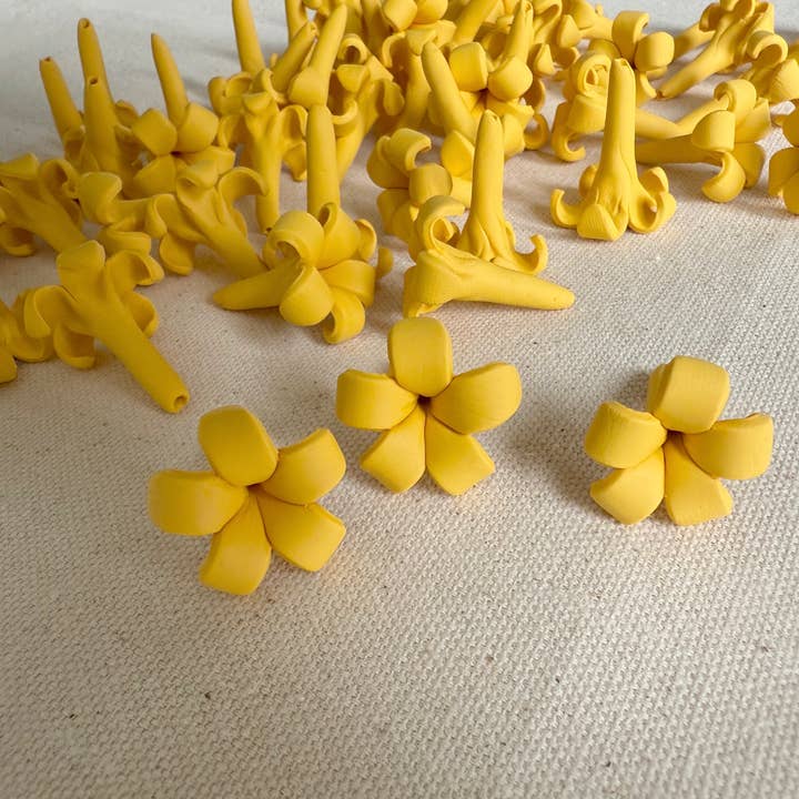 OpalHaus - Vendita all'ingrosso Fiori finti - Fiori in argilla Puakenikeni impermeabili, fiori dorati, fatti a mano4