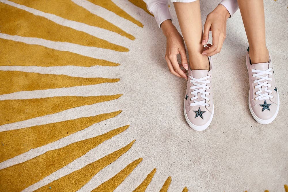 Cocorose London - Vendita all'ingrosso Sneakers di tendenza - Donna - Hoxton - Scarpe da ginnastica in pelle rosa pastello con stella leopardata grigia1