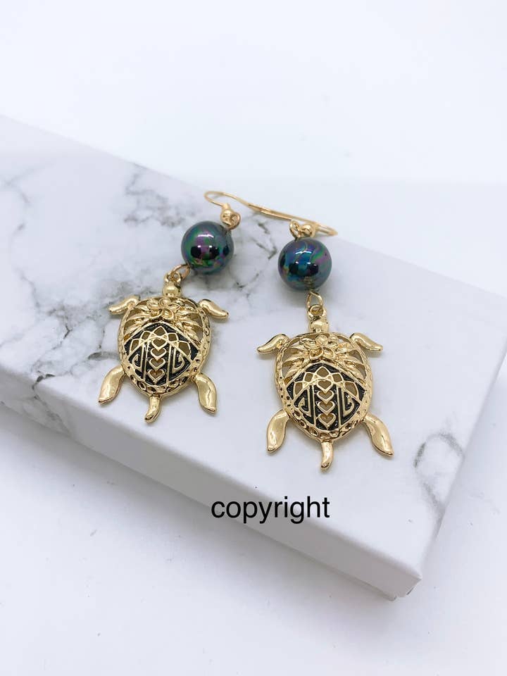 Hawaiian Honu tribal: Hamilton gouden oorbel met schelpparels voor wholesale door Anela's Jewelry