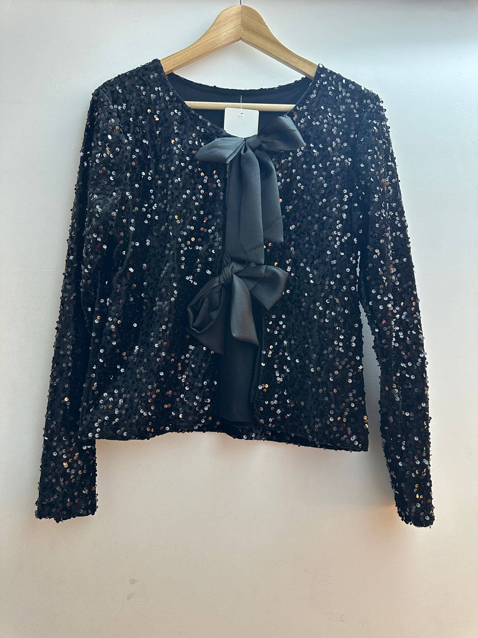 LORIANE – Engroshandel Skjorte med buttondown – til kvinder – LORIANE glitrende fløjlsbluse med sløjfer, model 64011