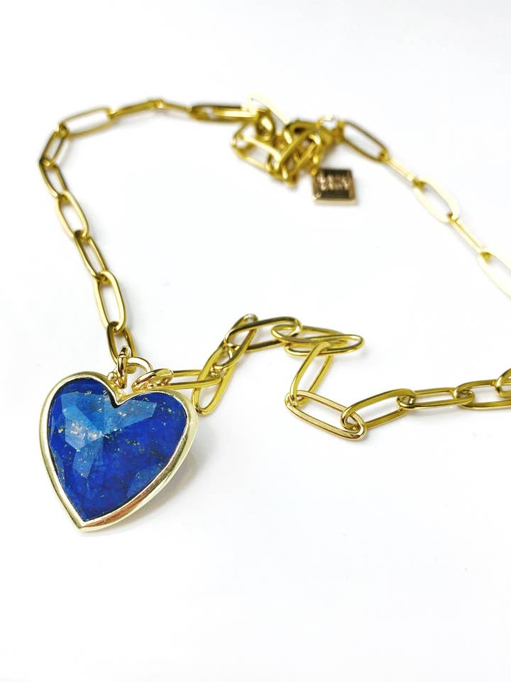 Cuore di Lapislazzuli Blu su Catena a Graffetta d'Oro per la vendita all'ingrosso da parte di Black Lamb Design
