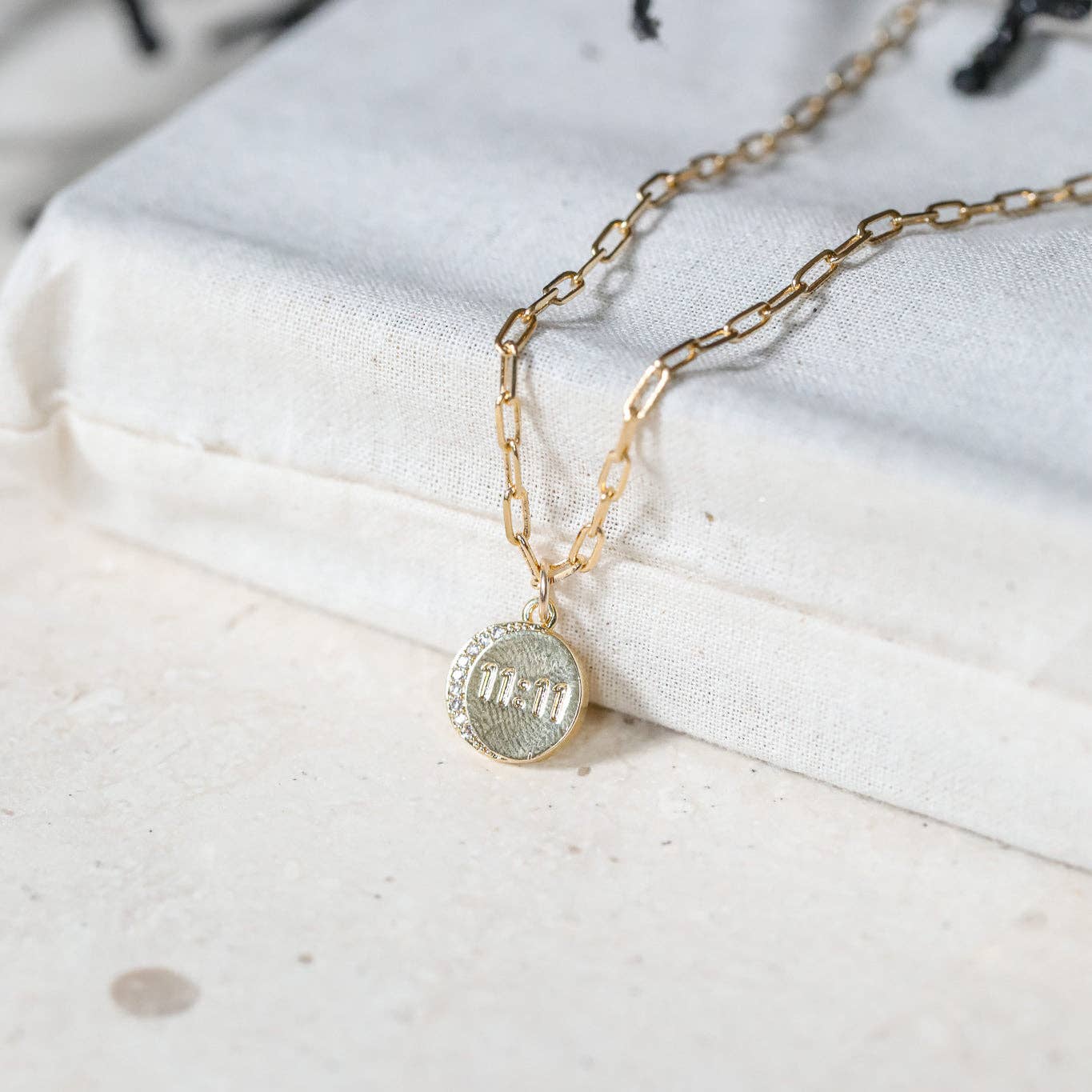 The Gilded Witch - Vendita all'ingrosso Collana con ciondolo/pendaglio - Collana con Ciondolo Moneta 11:11 Angeli: Numerologia e Angelo Custode1