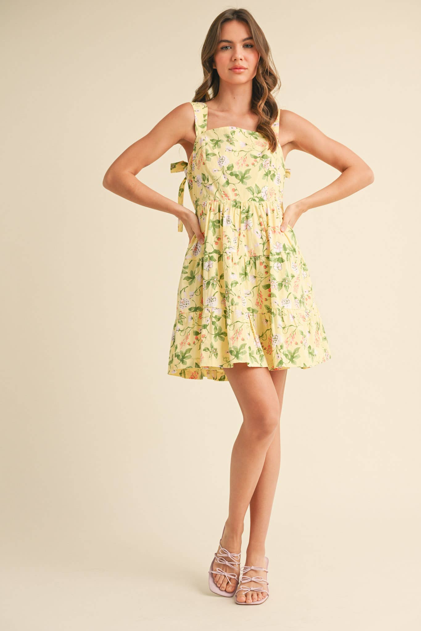 &MERCI - Vente Robe – femme - ROBE COURTE À VOLANTS FLORAUX AVEC BRETELLES À NOUER MDR380817