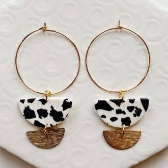 Lottie Dalmatische getextureerde charmeoorring voor wholesale door Kismet Klay