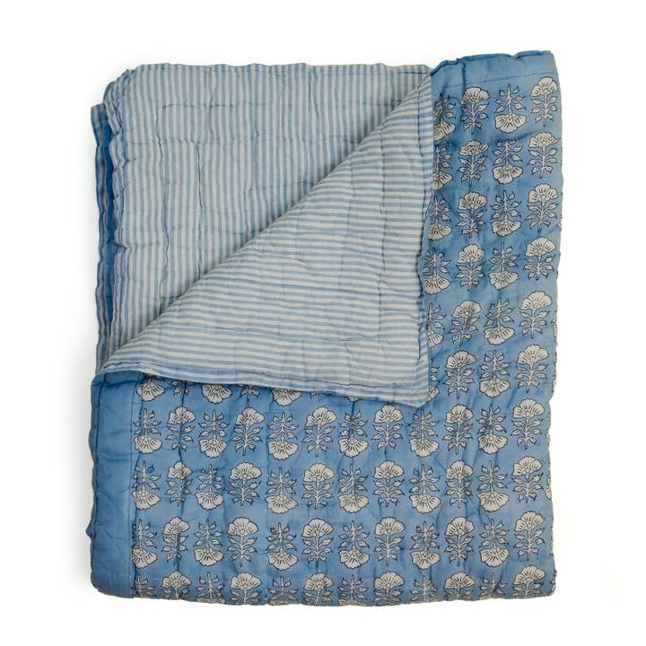 Couverture pour bébé à fleurs bleues pour la vente par Piggy & Kin