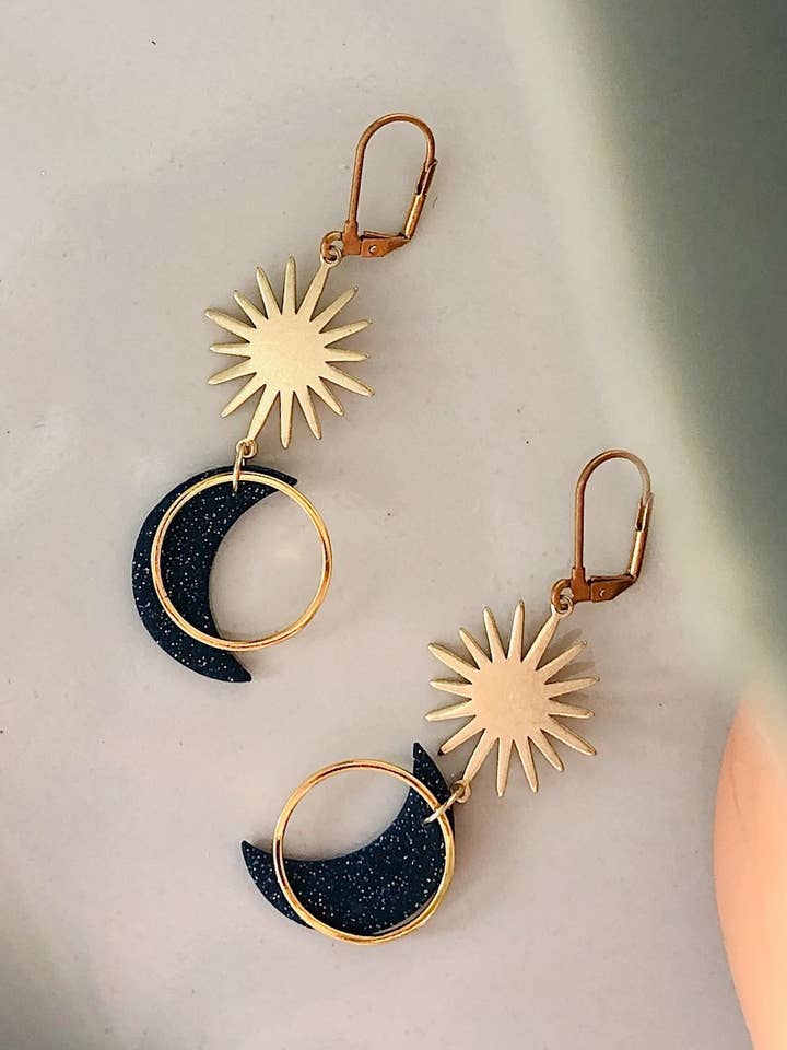 Boucles d'oreilles pendantes en argile faites à la main Soleil et Lune pour la vente par Alysa Nadeau Designs