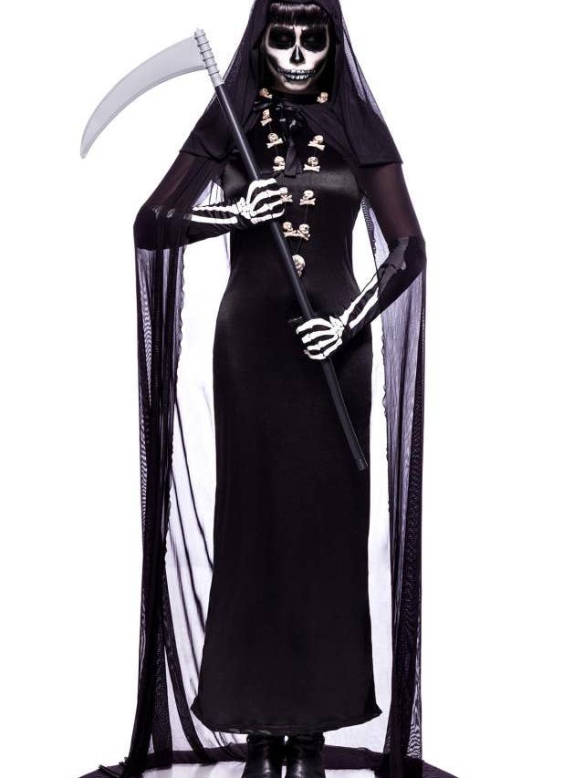 Lady Death Kostümset mit bodenlangem ärmellosem Kleid, transparentem Kapuzenumhang, Handschuhen mit Knochenmuster, Sense und Knochkette für den Großhandel von Mask Paradise (by Atixo)