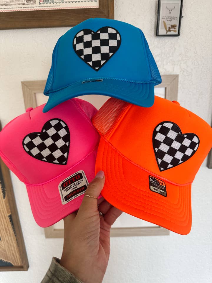 Casquette de camionneur à écusson cœur à carreaux néon pour la vente par DENVERCO.