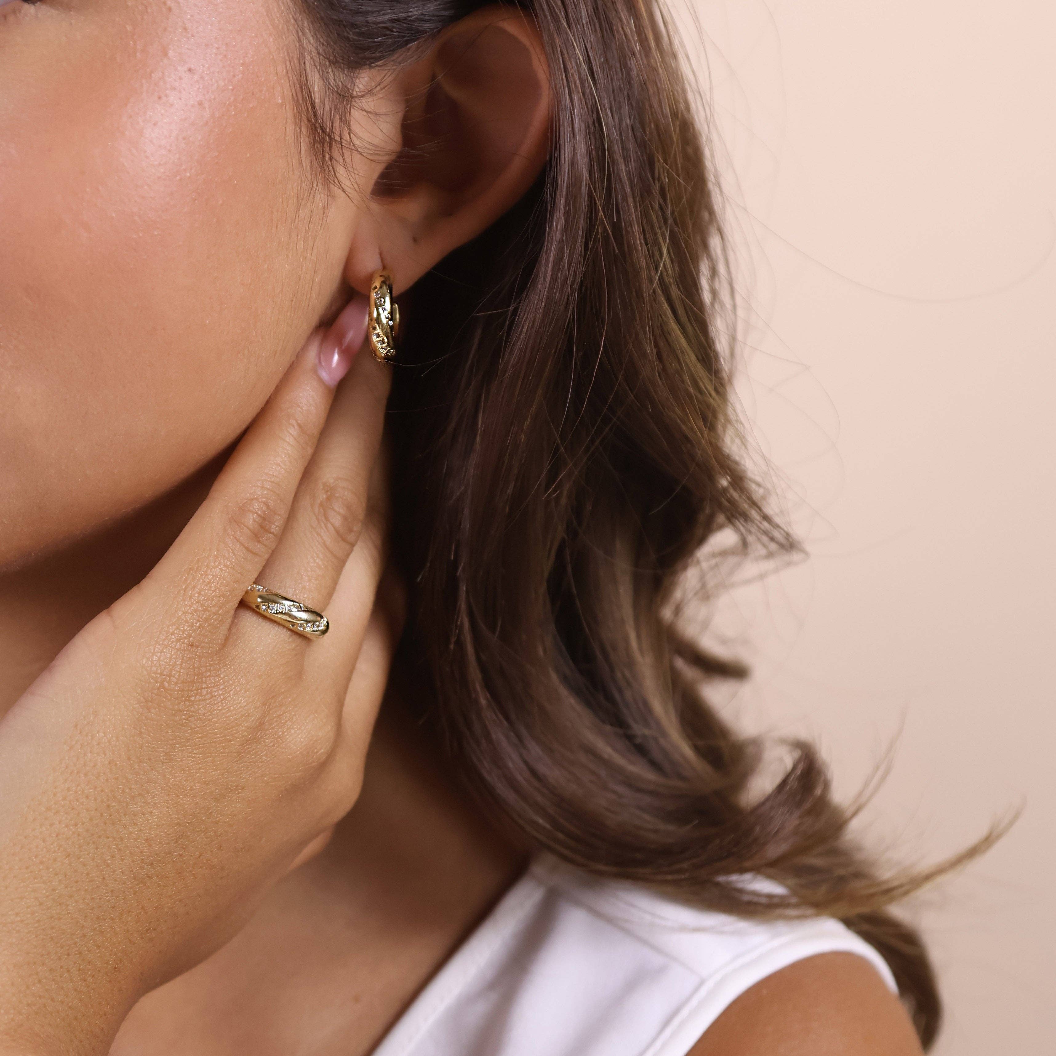 GoldFi - Vente Bague avec plusieurs pierres - Bague en or rempli 18k avec détail de ruban en zircon cubique4