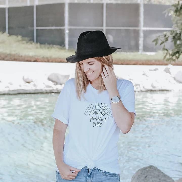 Radiate Positive Vibes - T-shirt unisexe noir pour la vente par Little Buggies Apparel