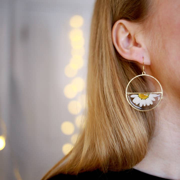 Daisy Pressed Flower Gold DangleEarrings for wholesale by Nordic Flowers