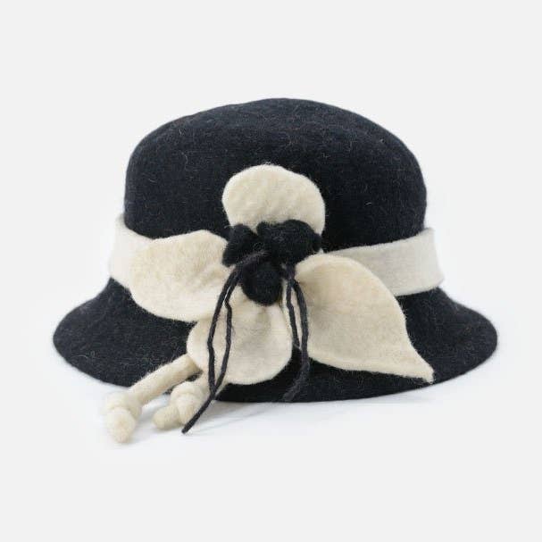 Schwarzer Hut mit Blumendesign für den Großhandel von Woollyfelt