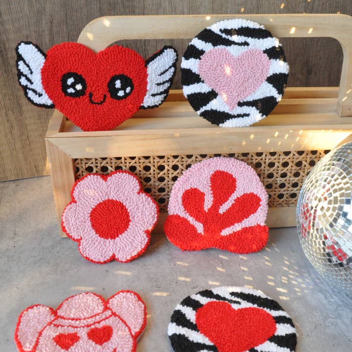 Tapis pour tasses de Saint-Valentin | Cute Heart Punch Needle Coaster pour la vente par TheMellys