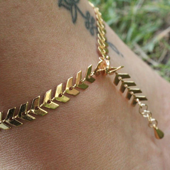 18 k guld fyldt fjer Chevron Ankelkæde for engroshandel hos Creating Journey