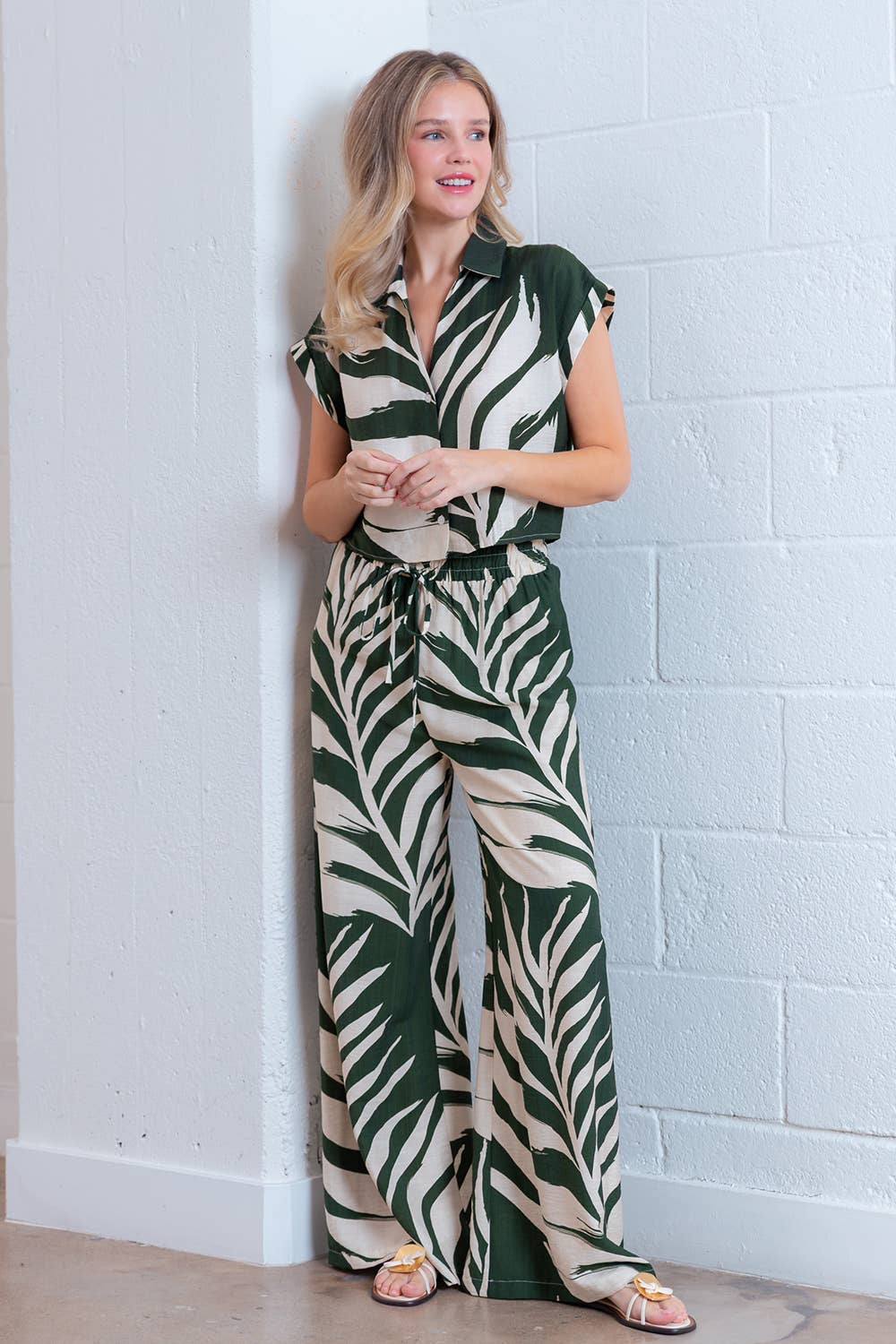 Verde Oliva ST82316-10-BP10165-10-IVY/OLIVE PALM CAMICIA A MANICHE CORTE IN RAYON in vendita all'ingrosso su Faire0