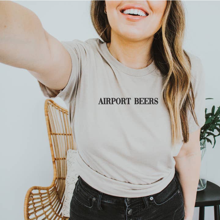 Airport Beers, T-shirt con grafica a maniche corte, modello Airport Outfit per la vendita all'ingrosso da parte di Parke Social