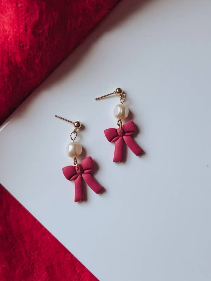 Orecchini Fiocco Rosso con Perle, Orecchini di San Valentino per la vendita all'ingrosso da parte di Placed by Grace
