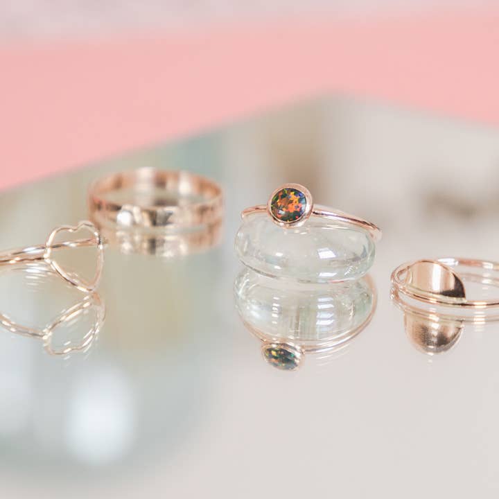 Mineral and Matter - Vente Solitaire - Bague Goldfill Rainbow Colors or noir foncé avec opale noire moyenne 14 carats3