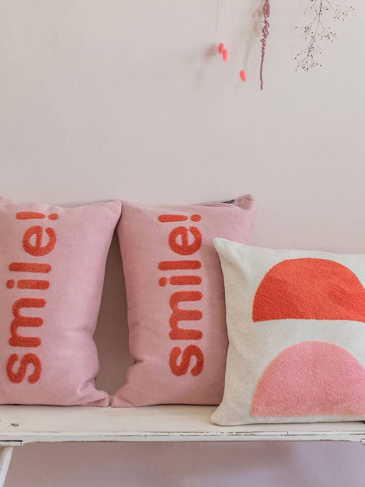 Coussin sourire rose brodé au point de punch needle pour la vente par Funky Doris
