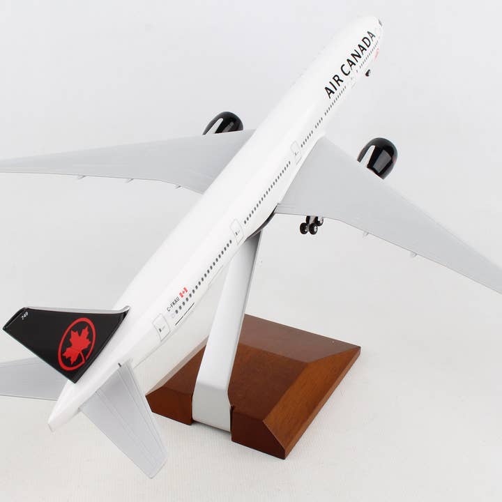 SKYMARKS AIR CANADA 777-300 1/200 C/ENGRANAJE Y SOPORTE DE MADERA para venta al por mayor de Daron Worldwide Trading