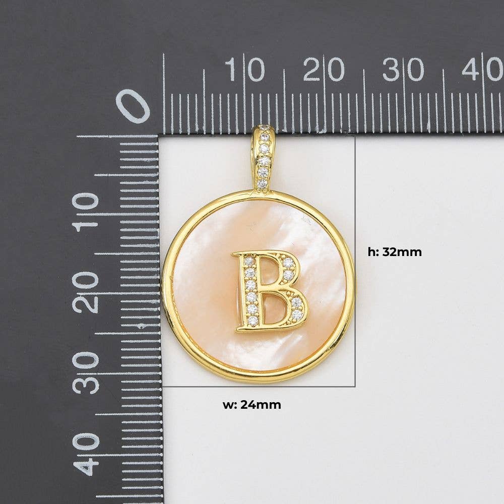 findings4uGem – wholesale Hänge-/berlockhalsband – Guldpläterad pärlemor initialbokstavsberlock, CP20381