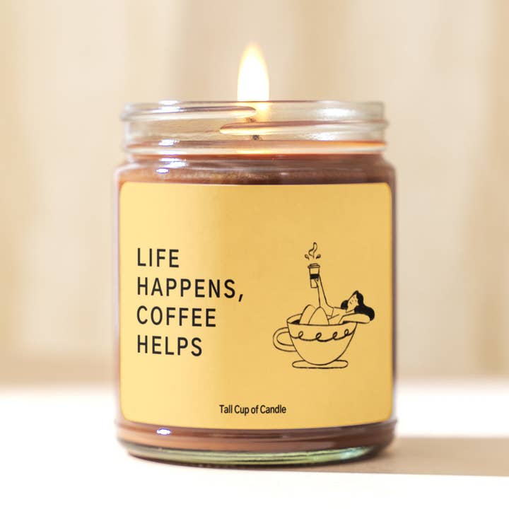 Livet sker, kaffe hjælper | Motiverende stearinlysgave | Kaffe tema stearinlys | Håndhældt soja stearinlys for engroshandel hos Tall Cup of Candle