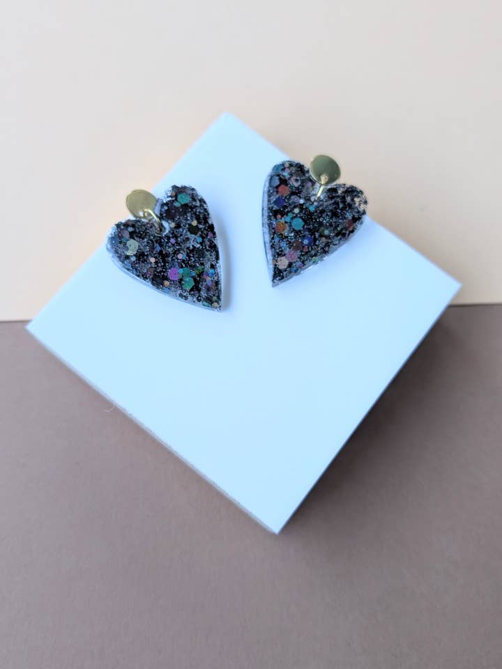Black resin heart earring for wholesale by L'atelier Nounille